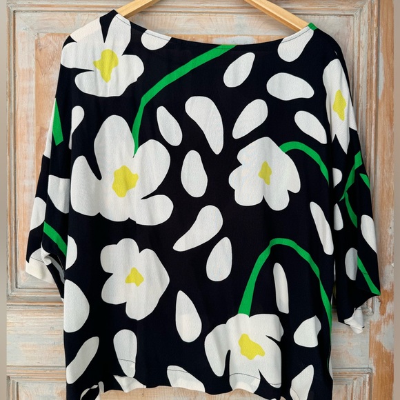 Gorman crepe top that packs a punch! Green, cream, yellow flowers on black. L. - Picture 2 of 7